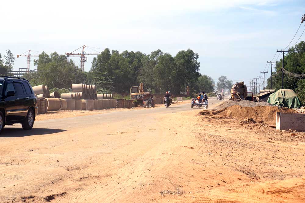 New road construction on the way to Phnom Penh. The $1.9 billion expressway, funded through the Chinese-owned company Cambodian PPSHV Expressway Co Ltd, will take years to complete. Photo: RFA