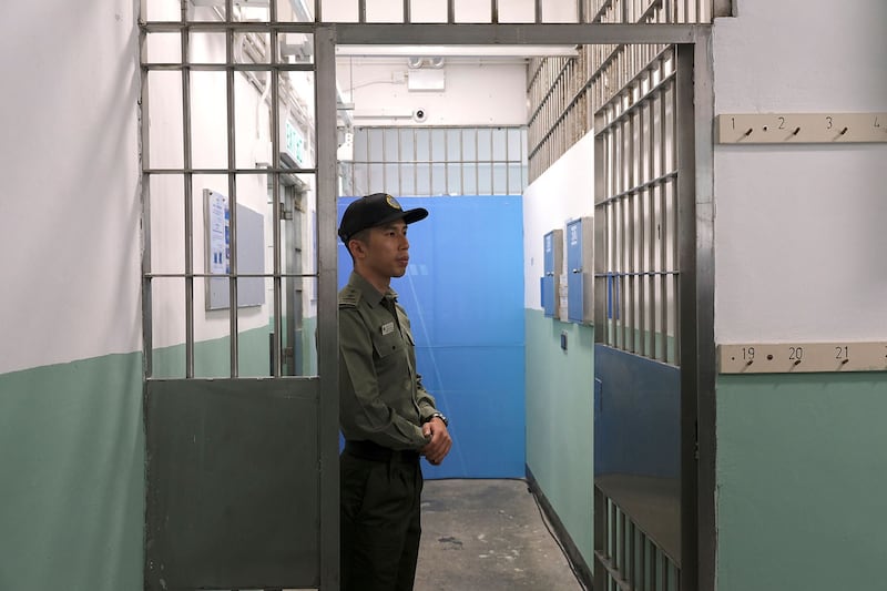 资料图片:一名惩教署官员在香港壁屋监狱。(路透社)