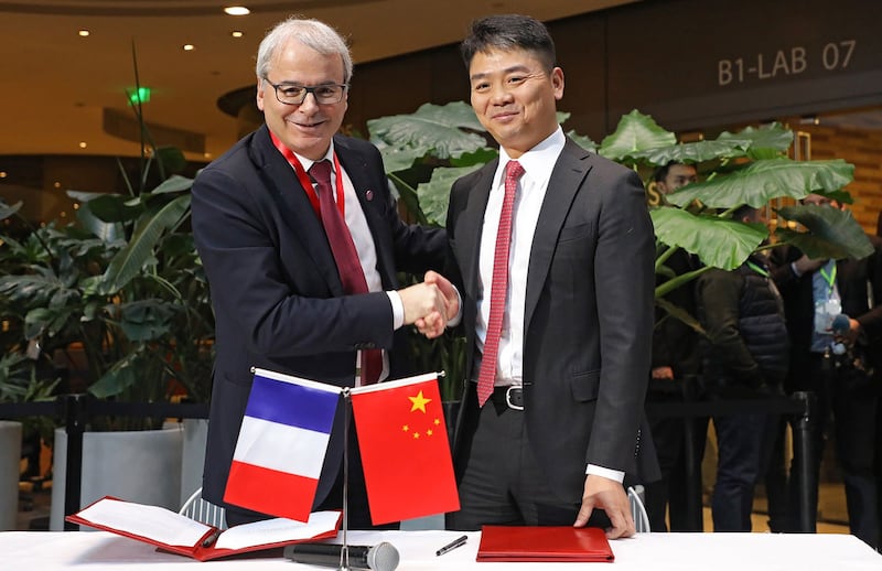 2018年1月9日，法孚集团执行委员会主席弗莱德里克·桑切斯(左)与京东集团董事局主席兼首席执行官刘强东(右)签署谅解备忘录，京东与法孚达成价值约(1亿欧元)8亿元人民币的技术合作项目，聚焦于京东“亚洲一号”智能仓储设备的升级。（法新社）