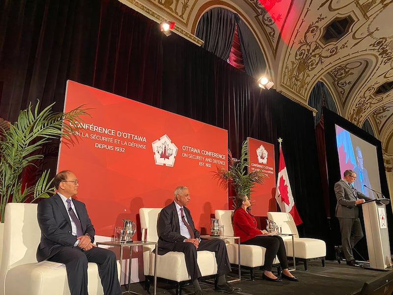 渥太华安全防务峰会3月初举行,其中特设关於中国议题的环节,邀请驻加拿大台北经济文化代表处代表曾厚仁(左一)参加论坛。 (驻加拿大台北经济文化代表处提供)
