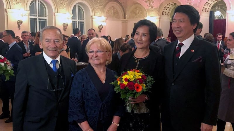 2019年11月12日,捷克议长柯佳洛(左一)出席台湾驻捷克代表处国庆酒会,遭北京施压抗议。(外交部提供)