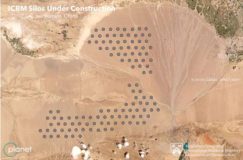 2021年6月30日华盛顿邮报报道,美国研究人员分析卫星图片后发现,中国正在甘肃玉门附近沙漠地区建造119个洲际弹道弹道发射井。(Planet/Center for Nonproliferation Studies))