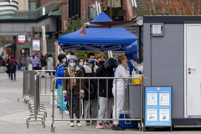 上海民众2022年12月16日排队检测核酸（美联社）