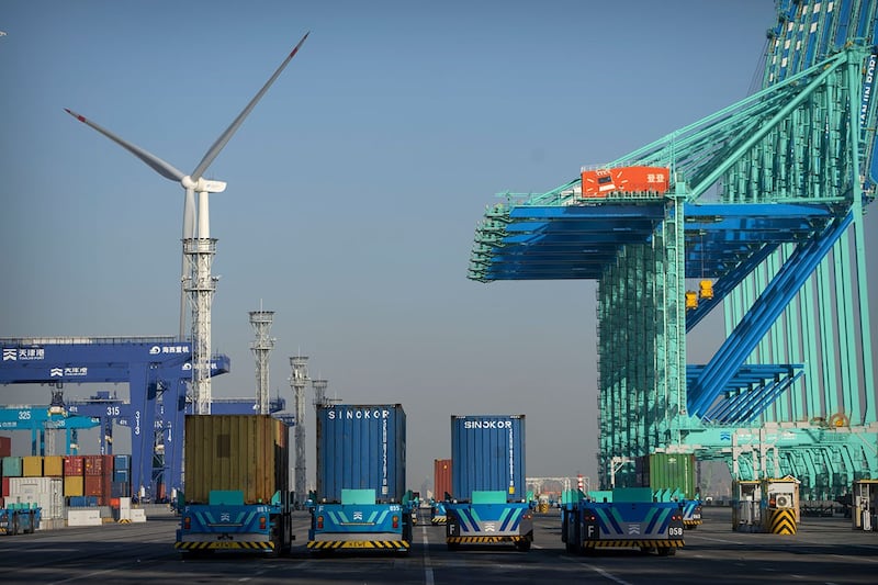 今年7月中国进出口按美元计年减13.6%,其中,出口下降14.5%,进口下降12.4%。(美联社资料图片)