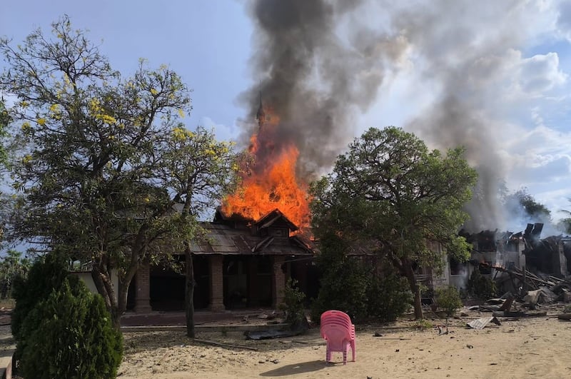 နွားထိုးကြီးမြို့နယ် ကျွန်းဒေါင့်ရွာ ဘုန်းကြီးကျောင်း ၂၀၂၅ခုနှစ် ဧပြီလ ၁၄ ရက် ညနေ ၆ နာရီဝန်းကျင်မှာ ဗုံးကြဲခံရစဉ်။ (Photo : Natogyi Journal )