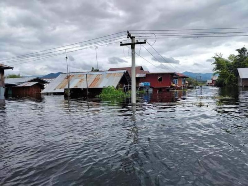 ရှမ်းပြည်နယ်တောင်ပိုင်း ညောင်ရွှေမြို့နယ် အင်းလေးဒေသတွင် ရေနစ်မြုပ်နေသည့် နေအိမ်များအား ၂၀၂၄ ခုနှစ် စက်တင်ဘာ ၁၄ ရက်နေ့က တွေ့ရစဉ်။ (Citizen Photo)