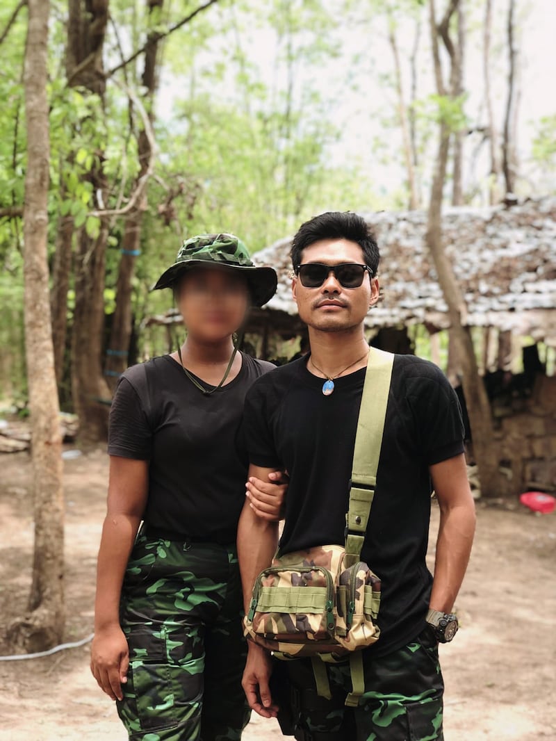 ပြည်သူ့ကာကွယ်ရေးတပ် (PDF) အဖွဲ့ဝင် ရဲဘော်ဘာလီနှင့် ဇီးကွက်တို့ ဇနီးမောင်နှံကို တောတွင်းတပ်စခန်းတွင် ၂၀၂၄ ခုနှစ် မေလ ၂၆ ရက်နေ့က တွေ့ရစဉ်။ (Photo - Barli Via Facebook)