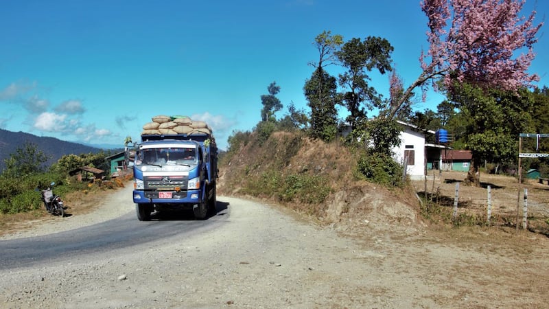 ချင်းပြည်နယ်၊ တီးတိန်မြို့အတွင်း ဖြတ်သန်းသွားသည့် ကုန်တင်ကားတစ်စီးကို ၂၀၂၀ ပြည့်နှစ် ဒီဇင်ဘာ ၈ ရက်နေ့က တွေ့ရစဉ်။ (Photo: RFA)