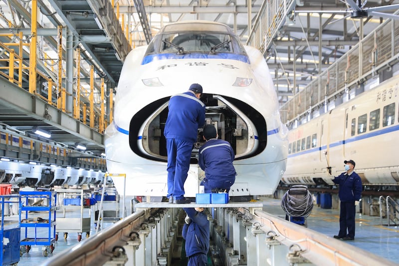 2025年1月13日,机械师在南京检查高速列车,准备迎接春运。