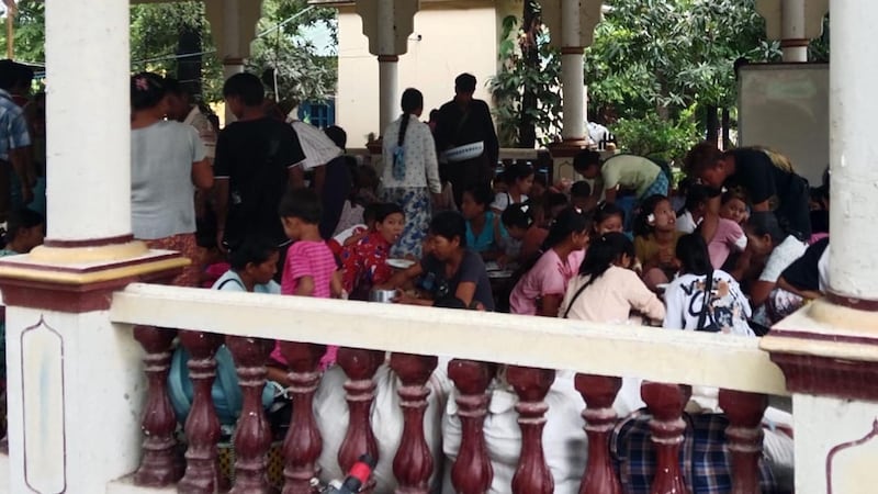 ဒီပဲယင်းမြို့နယ် စစ်ဘေးဒုက္ခသည်များအား ၂၀၂၄ ခုနှစ်၊ သြဂုတ်လ ၁၇ ရက်နေ့က တွေ့ရစဥ်။ (Photo: Facebook/ ဒီပဲယင်းမြို့နယ်ညီနောင်များ)