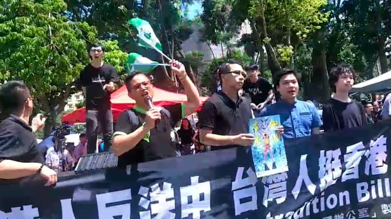 台湾独派团体“台湾国”数名成员赴香港参加七一游行,与香港青年陈家驹等召开记者会。(台湾国提供)