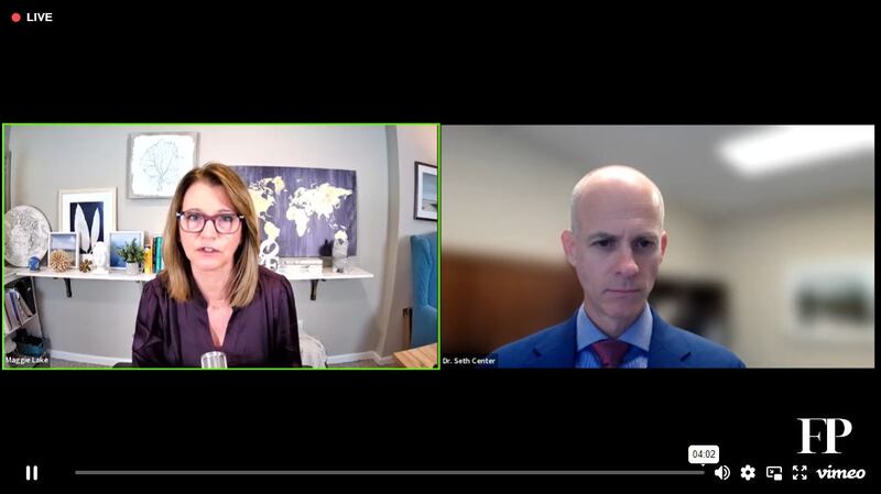 美国国务院负责关键和新兴技术的特使森特(Seth Center/图右)本周四在《外交政策》杂志举办的座谈会上表示,美国政府对人工智能的政策可用著名篮球教练约翰·伍登(John Wooden)的话来形容:"快但不要急"。(会议视频截图)