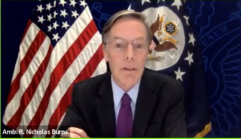 新任美国驻华大使尼可拉斯·伯恩斯(Nicholas Burns)六月中旬在一场智库活动中说。“我认为我们将不得不忍受这个很长一段时间。我自己的假设是，清零政策可能在2023年初结束。”（视频截图）