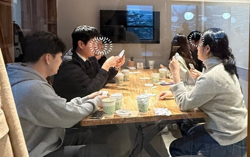 사사끼 게임중인 남북 청년들.jpg