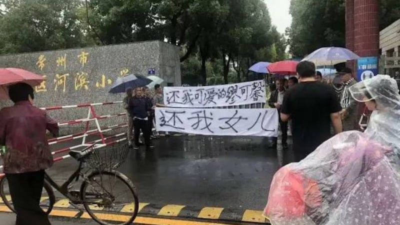 2020年6月4日,两节作文课之后,江苏省常州市金坛区河滨小学的五年级女生缪可馨冲出四楼教室,翻越栏杆后坠楼身亡,年仅十岁。(微信图片)