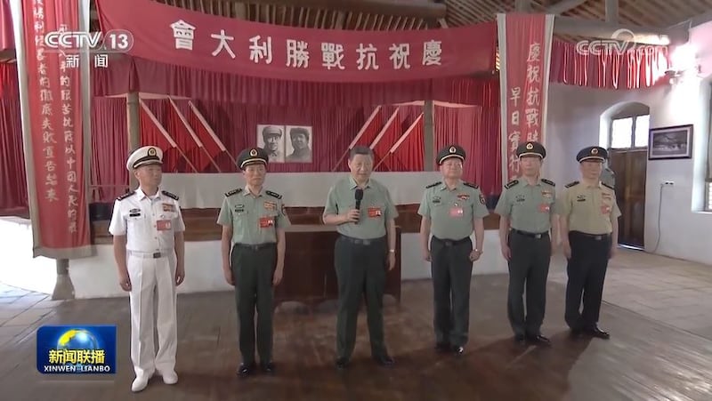 17日下午3时许,习近平带领军委一班人和各部门、各单位主要负责人“瞻仰”王家坪革命旧址。(视频截图/CCTV)