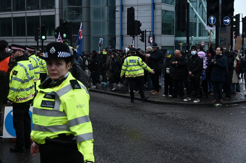 即使在場警員不斷勸阻、甚至以法例威脅會拘捕記者及示威者，但警員寡不敵眾，根本無法控制人群。（梁銘康攝）