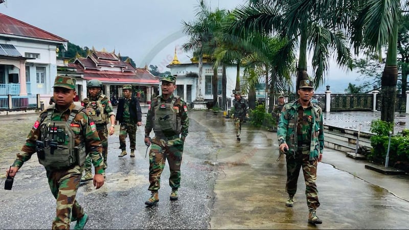 တအာင်းအမျိုးသားလွတ်မြောက်ရေးတပ်မတော် (TNLA) တပ်ဖွဲ့ဝင်အချို့အား မန္တလေးတိုင်း၊ ပြင်ဦးလွင်ခရိုင်၊ မိုးကုတ်မြို့တွင် ၂၀၂၄ ခုနှစ်၊ ဇူလိုင်လ ၂၅ ရက်နေ့က တွေ့ရစဉ်။ (Photo: Telegram/ PSLF/TNLA News)
