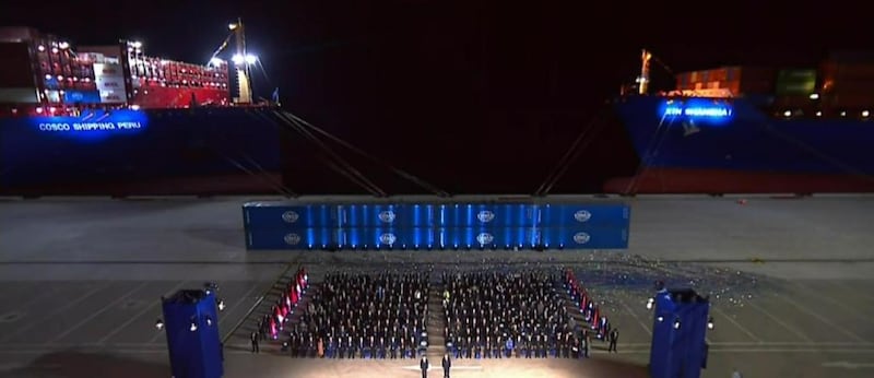 錢凱港開港儀式停泊着兩艘貨船，，中遠海運秘魯輪、新上海輪分別開始卸裝作業。（新華社片段截圖）