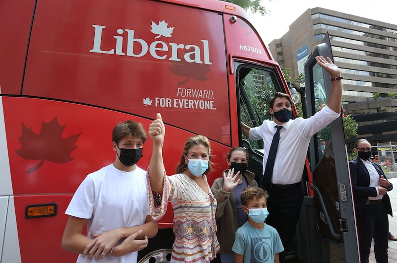 2021年8月15日在渥太华举行竞选活动的加拿大自由党候选人、现任总理特鲁多及家人向支持者挥手致意（法新社）