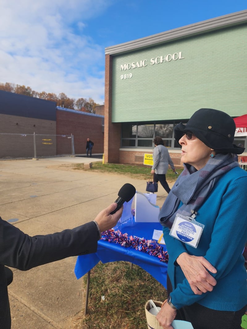 민주당 자원봉사자 Marsha씨가 인터뷰하고 있다. RFA .jpg