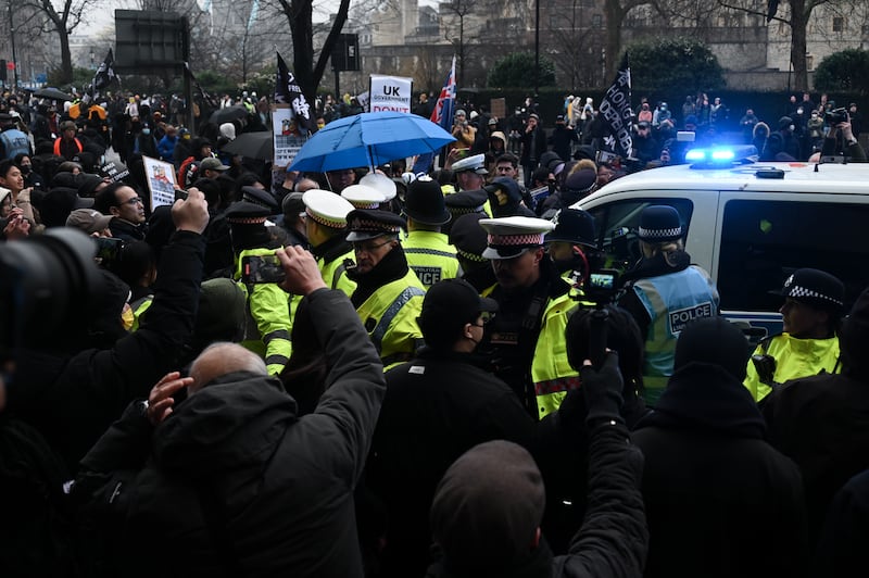 拘捕行動引來大批示威者包圍警員，試圖離開現場的警車動彈不得，同時爆發警民衝突，要求「放人」的示威者與警員發生激烈推撞。（梁銘康攝）