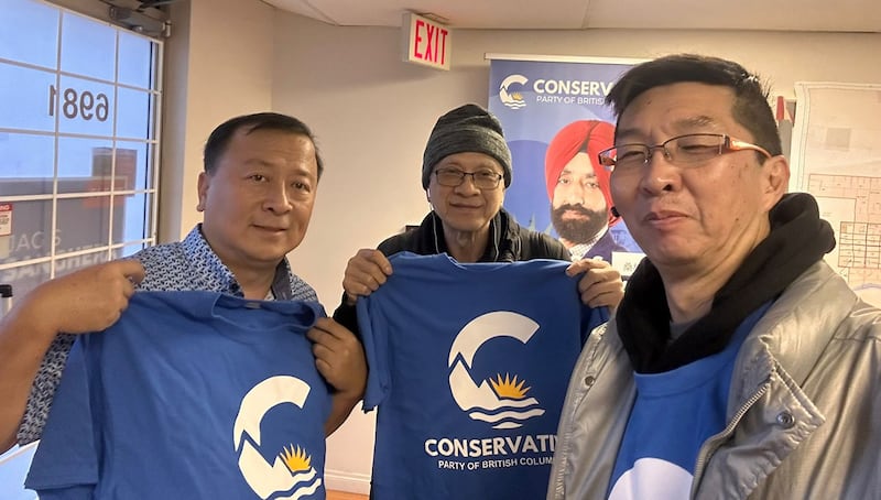 去年从香港到加拿大的Ken(右一)成为卑诗省选中的竞选义工,感叹香港没能走上真普选道路,反而成了一个被严重监控的警察国家。 (Ken提供)