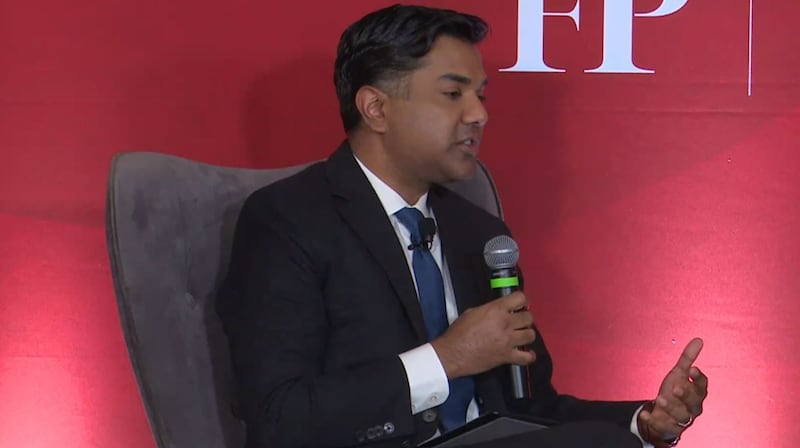 美国《外交政策》主编拉维·阿格拉瓦尔( Ravi Agrawal )在研讨会上表示:"我们昨天(周三)获知坎贝尔无法参加。白宫告诉我们,他们想避免在下周峰会前做出与中国有关的声明"。(《外交政策》官网截图)