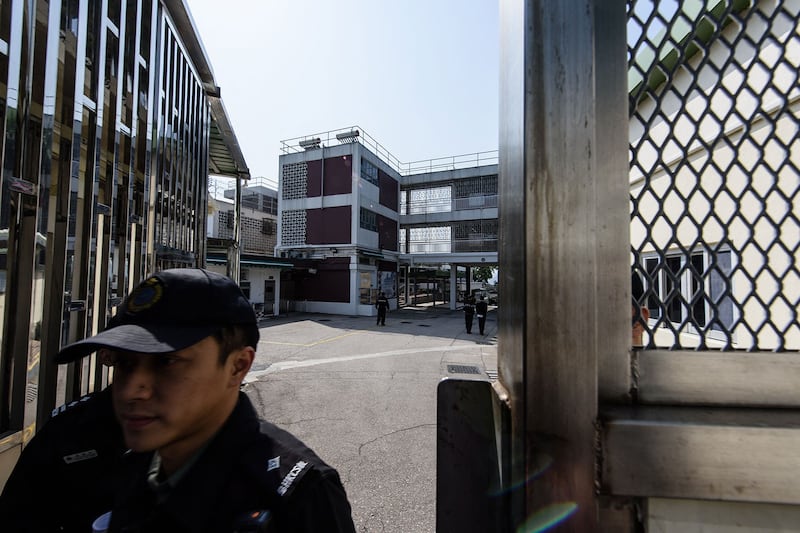 资料图片:香港惩教人员打开哥连臣角惩教所的大门。(法新社)