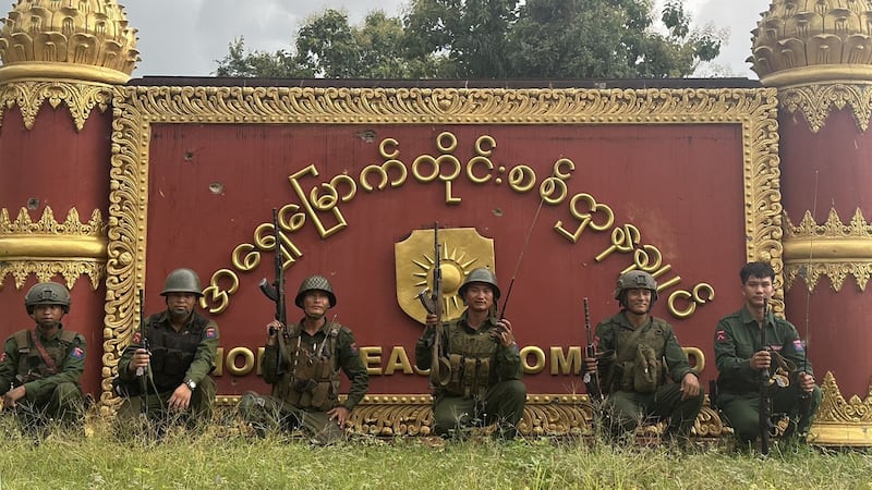 ရှမ်းပြည်နယ်မြောက်ပိုင်း လားရှိုးမြို့အခြေစိုက် အရှေ့မြောက်တိုင်းစစ်ဌာနချုပ်ရှေ့တွင် တွေ့ရသည့် ကိုးကန့်တပ်ဖွဲ့ (MNDAA) ဝင်များကို ၂၀၂၄ ခုနှစ် သြဂုတ်လ ၃ ရက်နေ့က တွေ့ရစဉ်။ (Photo : Kokang Info)