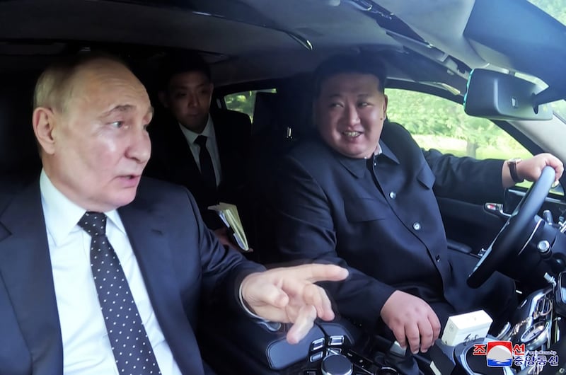 김정은 북한 노동당 총비서가 지난해 6월 푸틴 러시아 대통령과 금수산영빈관 정원구역에서 함께 시간을 보내고 있다.