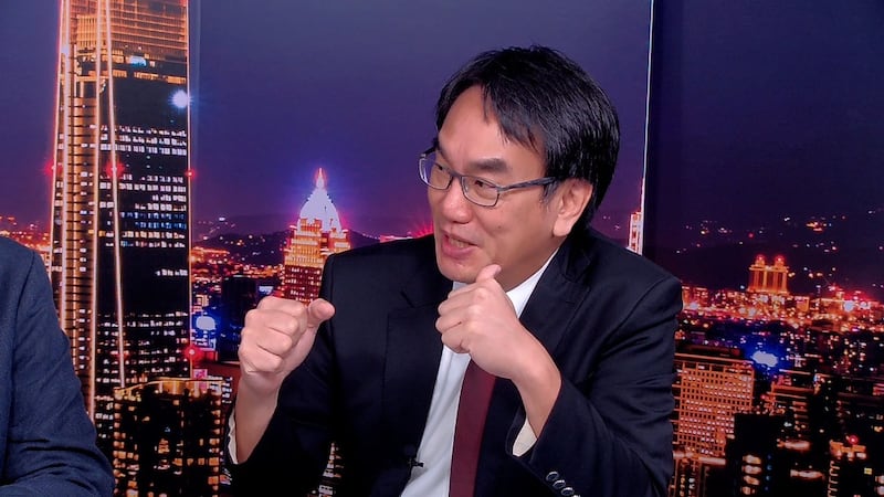 科技公司执行长林宜敬形容,中芯国际为华为打造的7纳米芯片,宛如以较粗的笔画工笔画。(截图自节目)