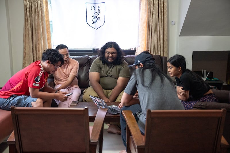 缅甸学院创办人敏坎觉林(Minn Khant Kyaw Lim,中)与伙伴开会。缅甸学院在2022年3月创办,敏坎觉林跟一群同好决定透过他们资讯相关的技能来架设一个提供线上学习的网站,让因战火而失学的缅人们,可以继续读书、学习新知。(摄影/苏威铭)