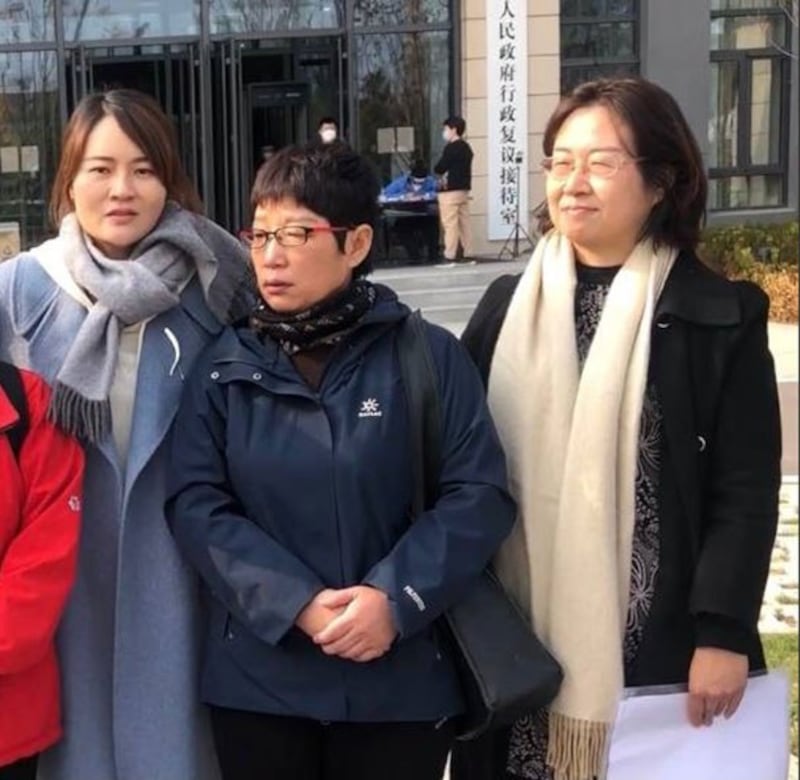 德国外长访华期间,“709案”涉案律师家属李文足(左)和王峭岭(右)遭当局软禁。 (王峭岭独家提供, 拍摄日期不详)