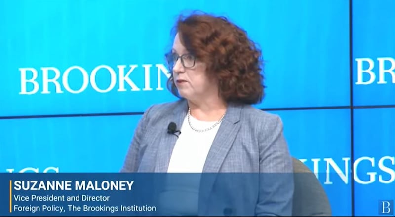 布鲁金斯学会外交政策项目副主席兼总监苏珊娜·马洛尼（Suzanne Maloney）在7月1日举办的研讨会上表示，美中关系在近年来日趋紧张，使得外界相当关注两国关系的发展前景。（视频截图/布鲁金斯学会官网）