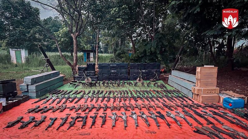 ၂၀၂၄ ခုနှစ် ဇူလိုင်လ ၁၀ ရက်နေ့က အမြောက်တပ် (၆၀၆) မှ သိမ်းဆည်းရမိခဲ့သည့် စစ်လက်နက်ပစ္စည်းများကို တွေ့ရစဉ်။ (Photo: Telegram/ Mandalay People's Defence Force)