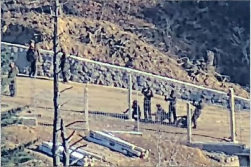 전선 지역에 철책을 설치하는 북한군