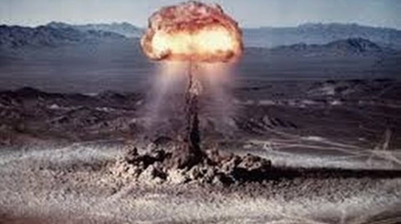 中国被质疑2019年在新疆罗布泊核武试验场进行低当量核试爆。图为1995年8月中国进行第43次核试爆。(视频截图)