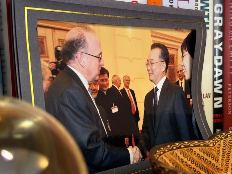 罗奇书房内摆放了当年访华期间与时任中国国家总理温家宝的合影。(RFA 摄)