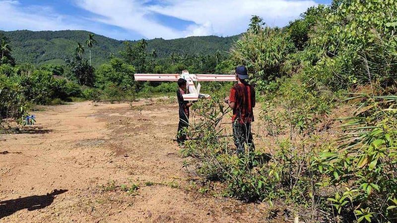 ပြည်သူ့ကာကွယ်ရေး တပ်မတော် မြိတ်ခရိုင် အမှတ် (၁) တပ်ရင်းမှ တပ်ဖွဲ့ဝင် နှစ်ဦးအား ဒရုန်းတစ်စင်းနဲ့အတူ ၂၀၂၄ ခုနှစ် အောက်တိုဘာလ ၄ ရက်နေ့က တွေ့ရစဉ်။ (ဓာတ်ပုံ - မြိတ်ခရိုင် အမှတ် (၁) တပ်ရင်း)