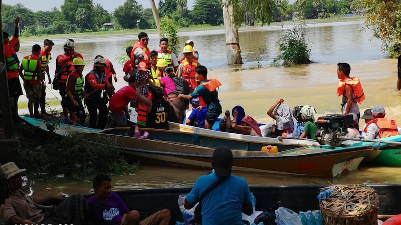 ပဲခူးတိုင်း၊ တောင်ငူမြို့နယ်က ရေဘေးဒုက္ခကြုံတွေ့နေသူများကို ၂၀၂၄ ခုနှစ် စက်တင်ဘာ ၁၅ ရက်နေ့က လူမှုကူညီရေးအဖွဲ့တွေ ကူညီကယ်ဆယ်ရေးဆောင်ရွက်နေစဉ်။ (Photo : Kyaw Thu Ya)