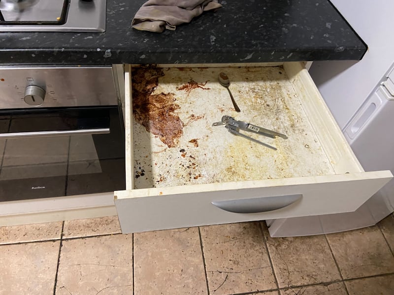 廚房抽屜亦凌亂不堪。(受訪者提供)