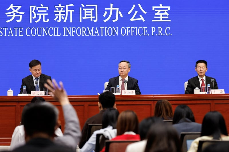 中国人民银行行长潘功胜、国家金融监督管理总局局长李云泽、中国证券监督管理委员会主席吴清共同召开记者会宣布刺激经济的措施。(路透社)