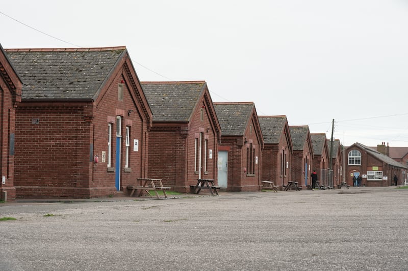 尋求庇護者有機會獲安排入住距離倫敦市中心約一小時火車車程的軍營。(石頭攝)