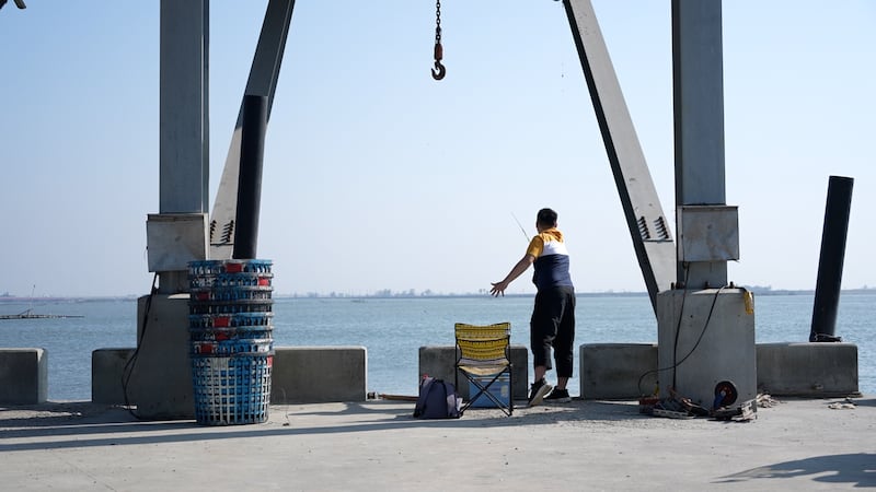 在海邊釣魚能讓蔡智豪感到平靜,也是他在嘉義的樂趣。