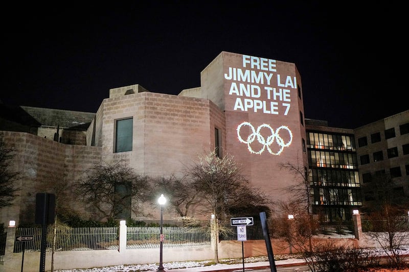 中國駐美大使館牆身亦出現「釋放黎智英及蘋果七人」的投影。（美聯社）