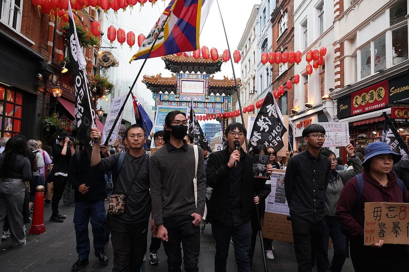 示威队伍一度走进唐人街,并高呼口号:"香港不是中国(Hong Kong is not China)、一个香港,一个国家(One Hong Kong, One Nation)"。 (RFA图片)