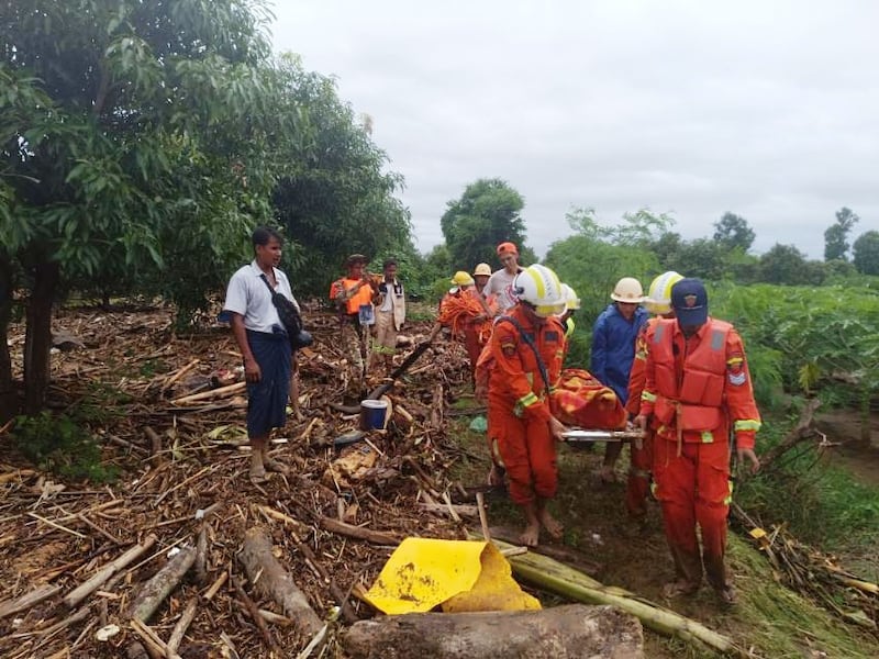 ရမည်းသင်းတွင် မိုးသည်းထန်ပြီး ရေစီးနှင့်အတူ မျောပါလာသူများအား ရမည်းသင်းမြို့နယ် မီးသတ်အဖွဲ့ဝင်များမှ ရှာဖွေကယ်ဆယ်နေသည်ကို ၂၀၂၄ ခုနှစ် စက်တင်ဘာလ ၁၂ ရက်နေ့က တွေ့ရစဉ်။ (Myanmar Fire Services Department)
