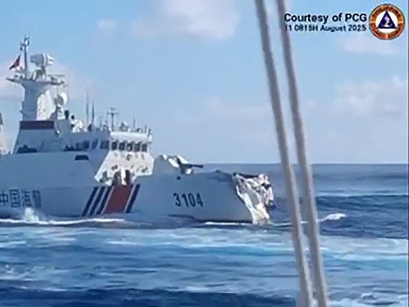 包抄菲律宾海警船失误 两艘中国舰艇相撞严重受损