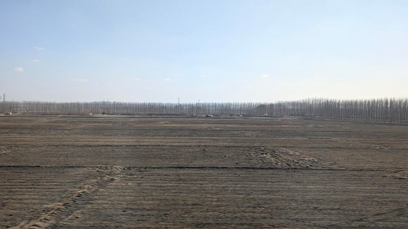 春耕时节,东北大面积整地翻土,土壤微生物在紫外线下死亡,同时也排放出大量二氧化碳。